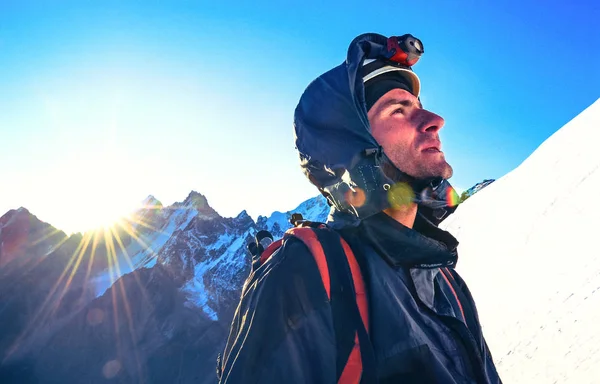 Grupo Escaladores Alcanza Cima Cima Montaña Escalada Montañismo Concepto Trabajo — Foto de Stock