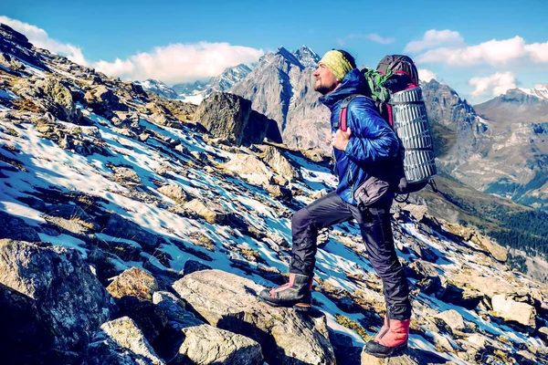 Caminhante Com Mochilas Atinge Cume Pico Montanha Sucesso Liberdade Felicidade — Fotografia de Stock