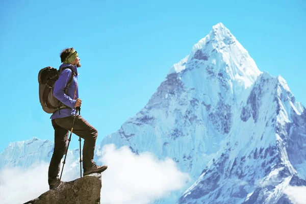 Senderista Con Mochilas Alcanza Cima Del Pico Montaña Éxito Libertad — Foto de Stock