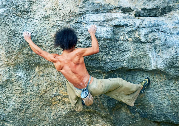 Der Bergsteiger Bei Der Eroberung Des Felsens — Stockfoto