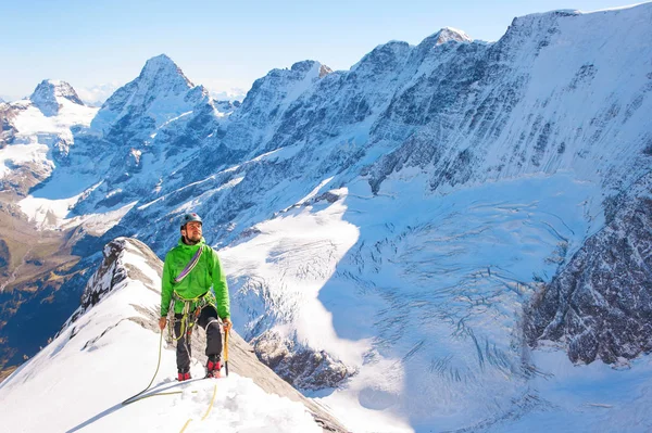 Der Bergsteiger Erreicht Den Gipfel Des Berges Klettern Und Bergsteigen — Stockfoto