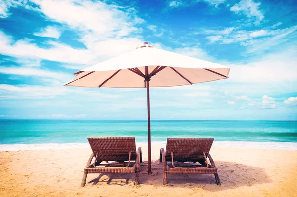 美丽的海滩 在海边沙滩上的椅子 夏季假日和假期的概念 地处热带的海滩 — 图库照片