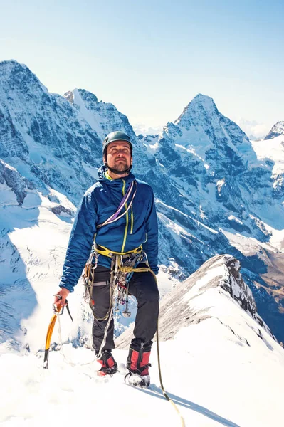 Alpinista Atinge Topo Pico Montanha Escalada Esporte Alpinismo Imagem De Stock