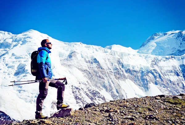 Randonneur Avec Sacs Dos Atteint Sommet Sommet Montagne Succès Liberté — Photo