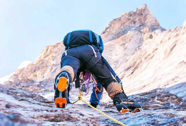 Der Bergsteiger Erreicht Den Gipfel Des Berges Klettern Und Bergsport — Stockfoto