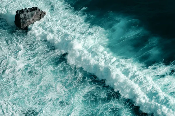 Aerial view of breaking ocean waves. Close up shot of a blue foaming waves — Stock Photo, Image