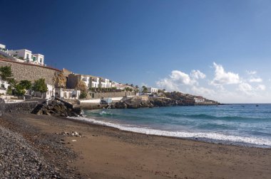 Beach siyah kum ve kenti Tenerife adasında. Kanarya Adaları