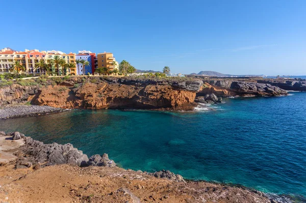 Kayada manzara mavi Körfezi ve renkli evler. Tenerife Adası, İspanya