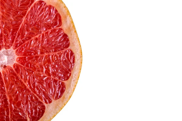 半环的白色背景上的红色葡萄柚 — 图库照片
