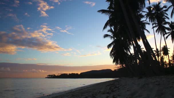 Lever de soleil sur l'île tropicale 