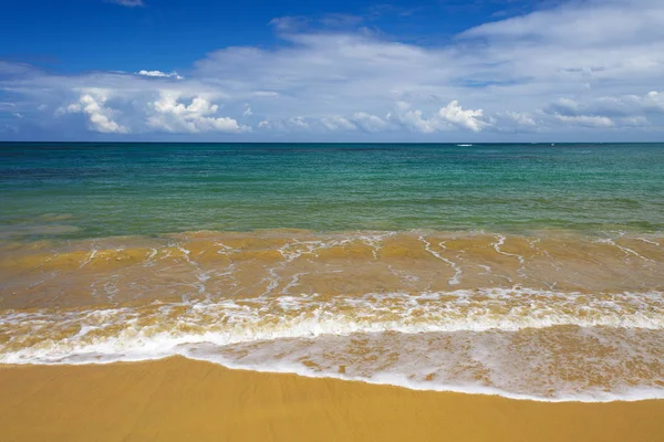 海滩上的海上冲浪 — 图库照片