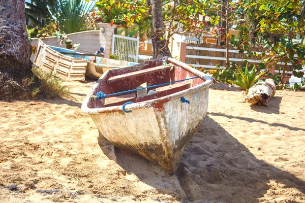 Човен на піску — стокове фото