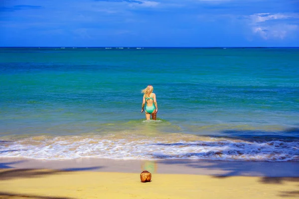 Girl going to the sea — Stock Photo, Image
