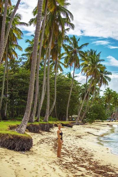 Девушка на тропическом пляже — стоковое фото