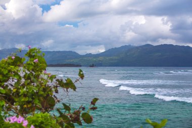 Yağmurlu bulutlu havalarda Karayip manzara