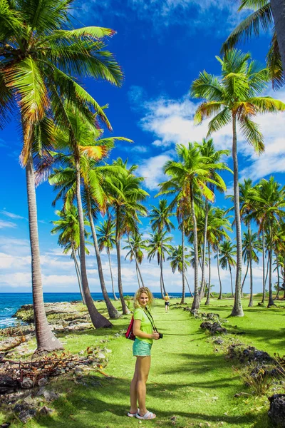 Молодая девушка путешествует по зеленой дороге с пальмами . — стоковое фото