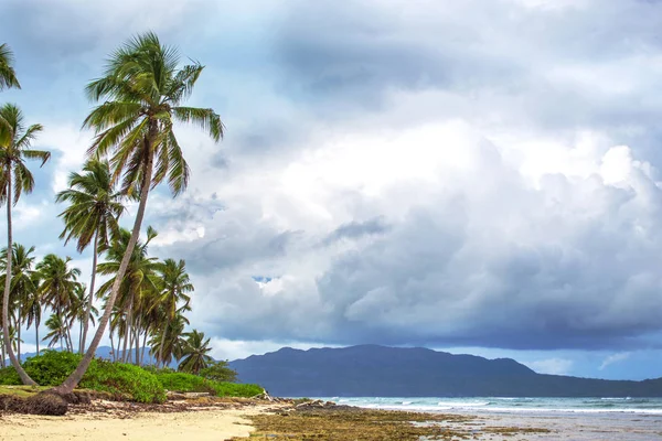 Tempo nublado na costa tropical — Fotografia de Stock