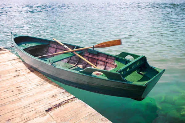 Зелений човен на пірсі — стокове фото
