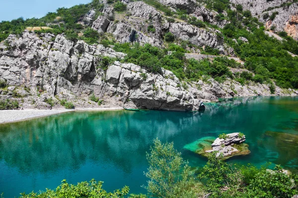 Crystal blue mountain lake med stenar — Stockfoto