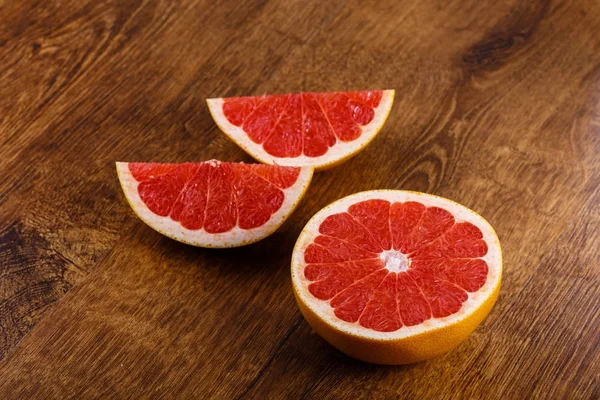 Toranja fatiada na mesa de madeira — Fotografia de Stock