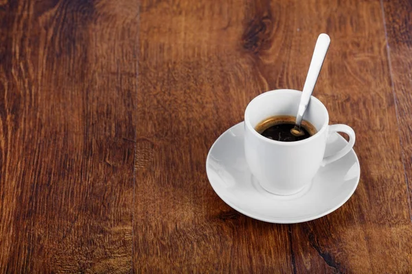 Taza blanca con café en una mesa de madera —  Fotos de Stock