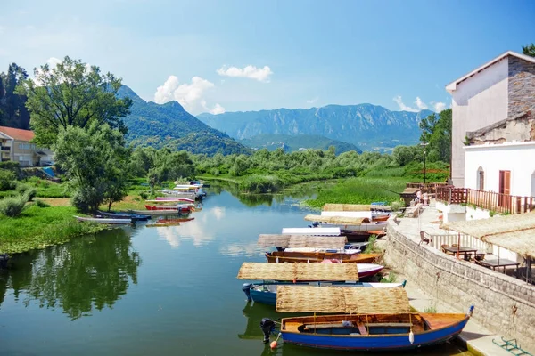 İşkodra Gölü Milli Parkı. İskelede bir thatched çatı ile tekne