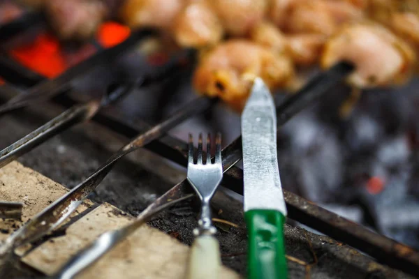 叉子和刀子在烤肉附近 — 图库照片
