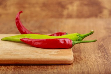 ahşap tahta üzerinde grup baharatlı biber