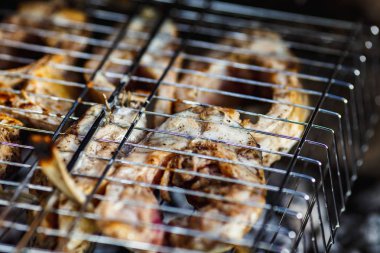 Izgarada kızarmış balık.