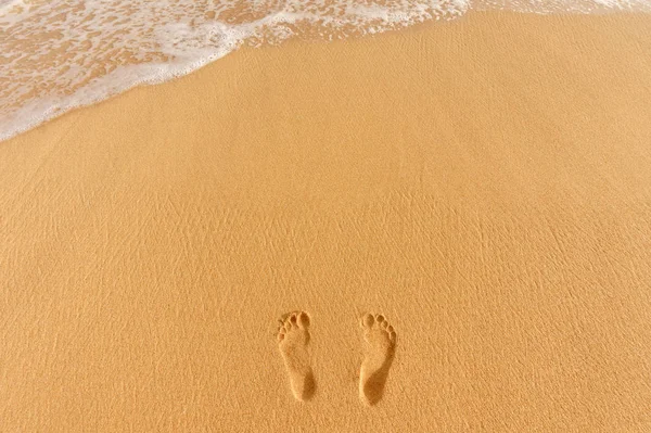 Huellas humanas en la playa de arena — Foto de Stock