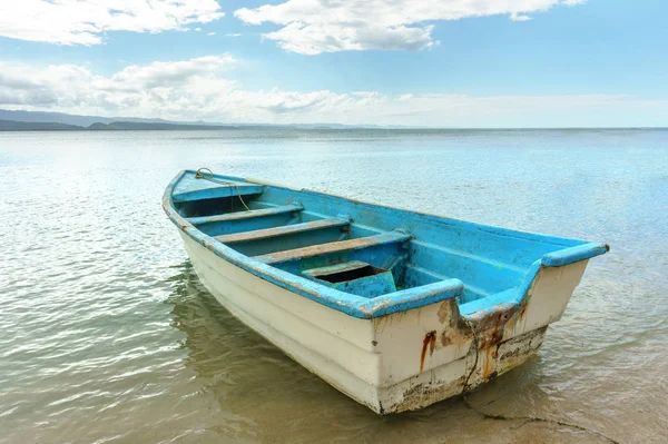 Порожній старий дерев'яний човен на мілководді — стокове фото