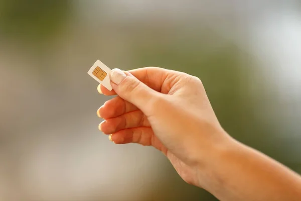 Beyaz Sim kartı tutan el 