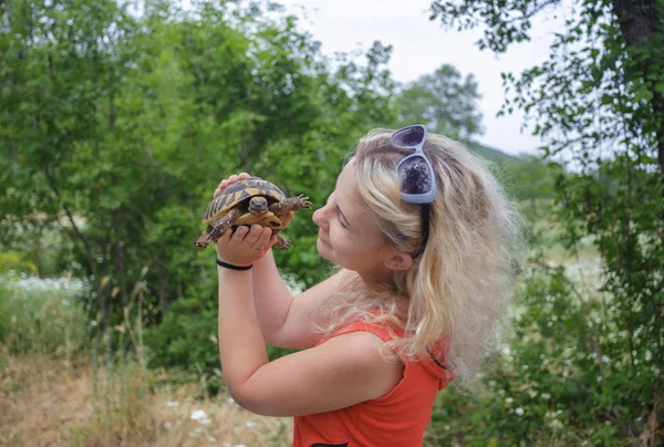 Kız tutun kaplumbağa
