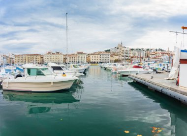 Deniz marina ile lagün yatlar