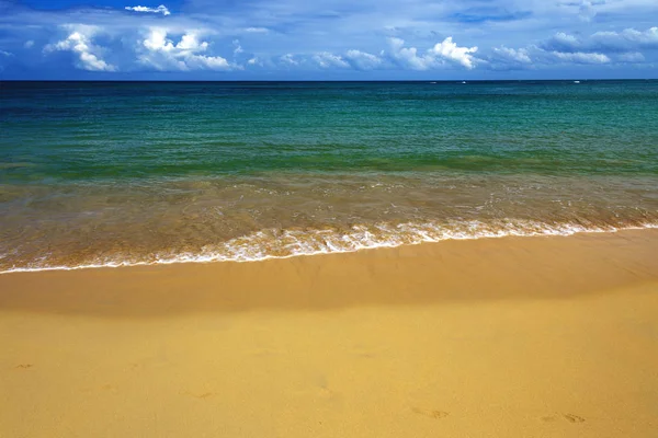 Mar surf na praia de areia, paisagem marinha — Fotografia de Stock