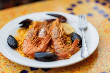 Paella. Kral ile karides ve midye pirinç