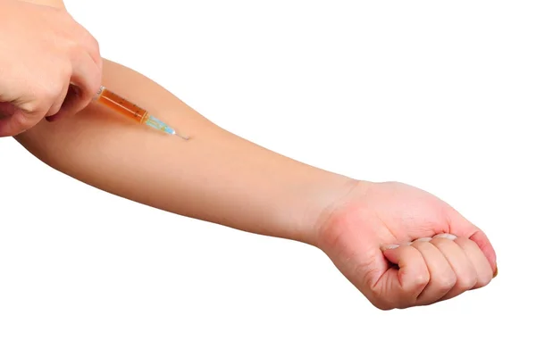 Primer plano de la mano, dando la vacunación al paciente usando una jeringa con medicamentos marrones. Inyección estéril en el brazo . — Foto de Stock