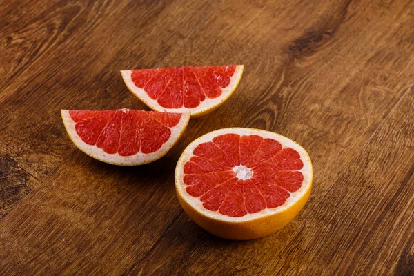 Toranja fatiada na mesa de madeira — Fotografia de Stock