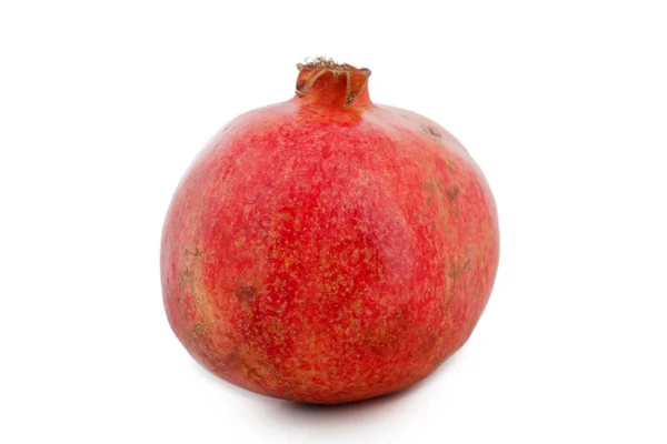 Een hele rode rijpe granaatappel in de peel — Stockfoto