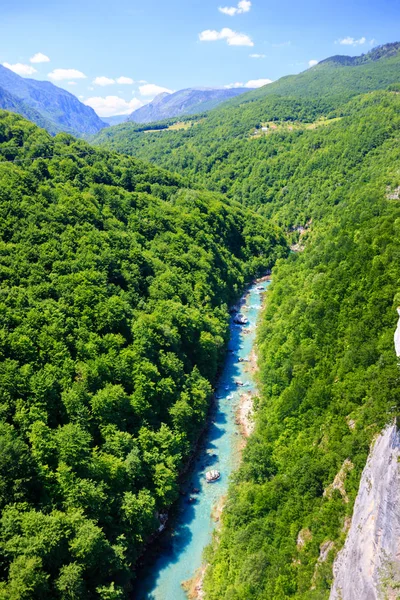 Vy uppifrån berget floden med kristallklart vatten bland de gröna bergen — Stockfoto