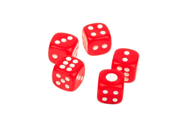 Csoport öt vörös dobókocka, fehér háttér — Stock Fotó