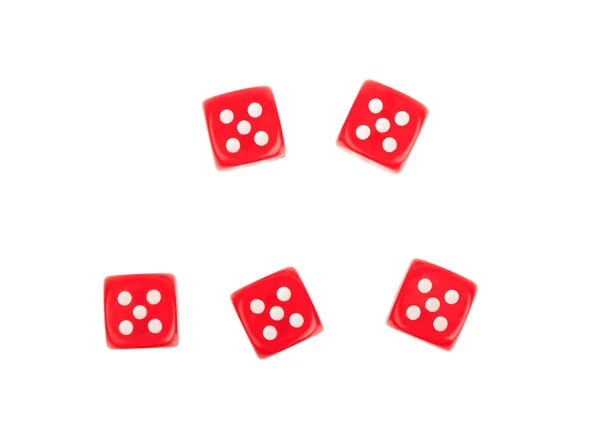 Gruppe von fünf roten Würfeln fünf auf weißem Hintergrund — Stockfoto