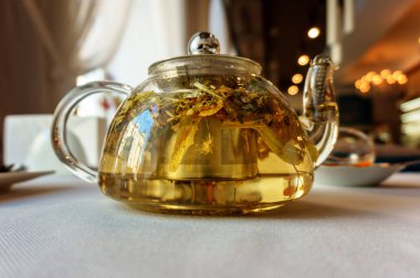 çaydanlık demlendi yeşil bitki çayı ile