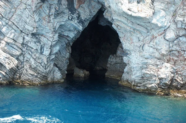 Entrée de la grande grotte de la mer — Photo