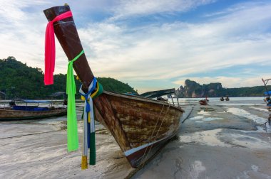 Kum düşük tide Phi Phi Don Island, Tayland uzun kuyruk tekne