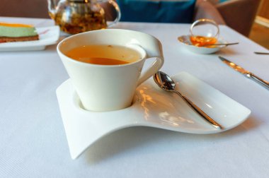 Beyaz bir fincan sıcak bitkisel çay