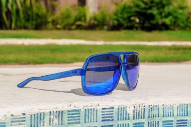 güneş gözlüğü closeup havuzun kenarında üzerinde