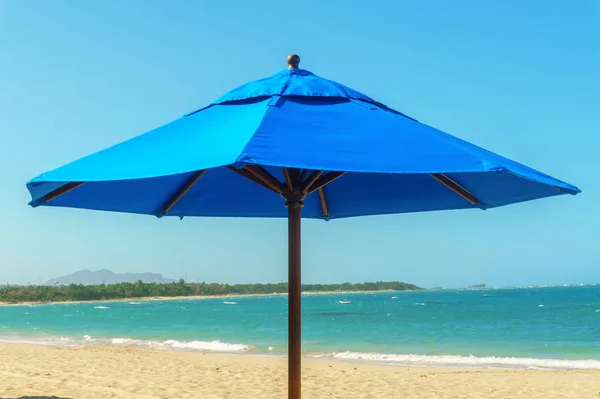 All'aperto grande ombrellone blu sulla spiaggia — Foto Stock