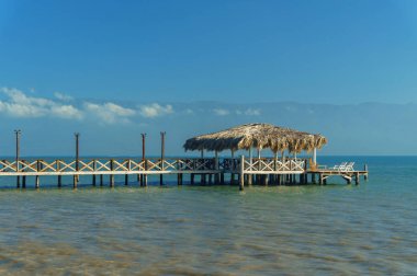 Çardak bir köprü denizde tatil kavramı ile