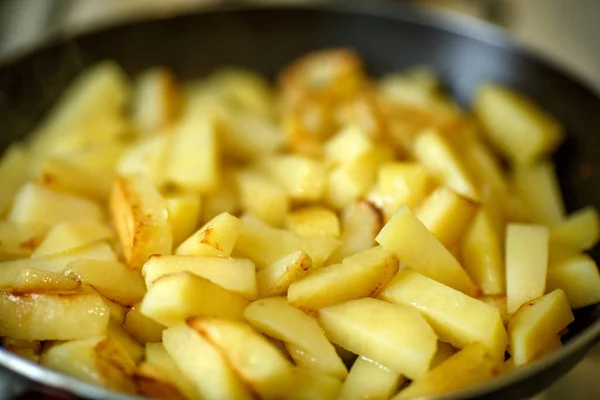 patates kızartması veya patates kızartması bir tavada pişirme